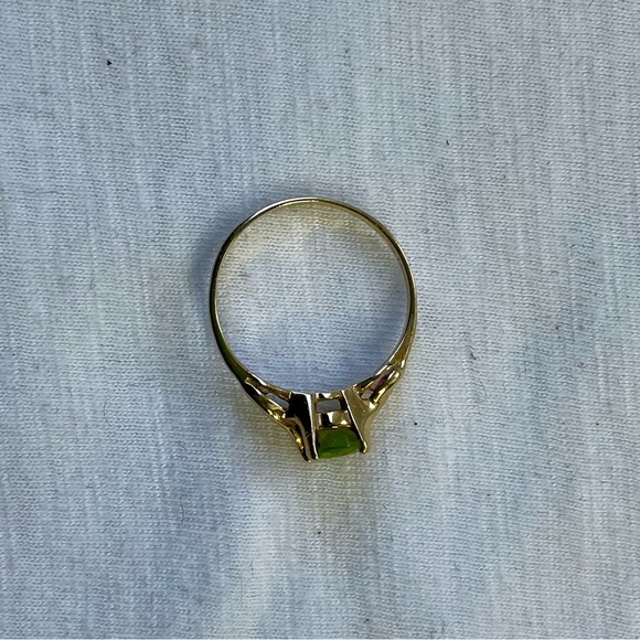 10K Gold and Peridot Ring - Picture 8 of 9